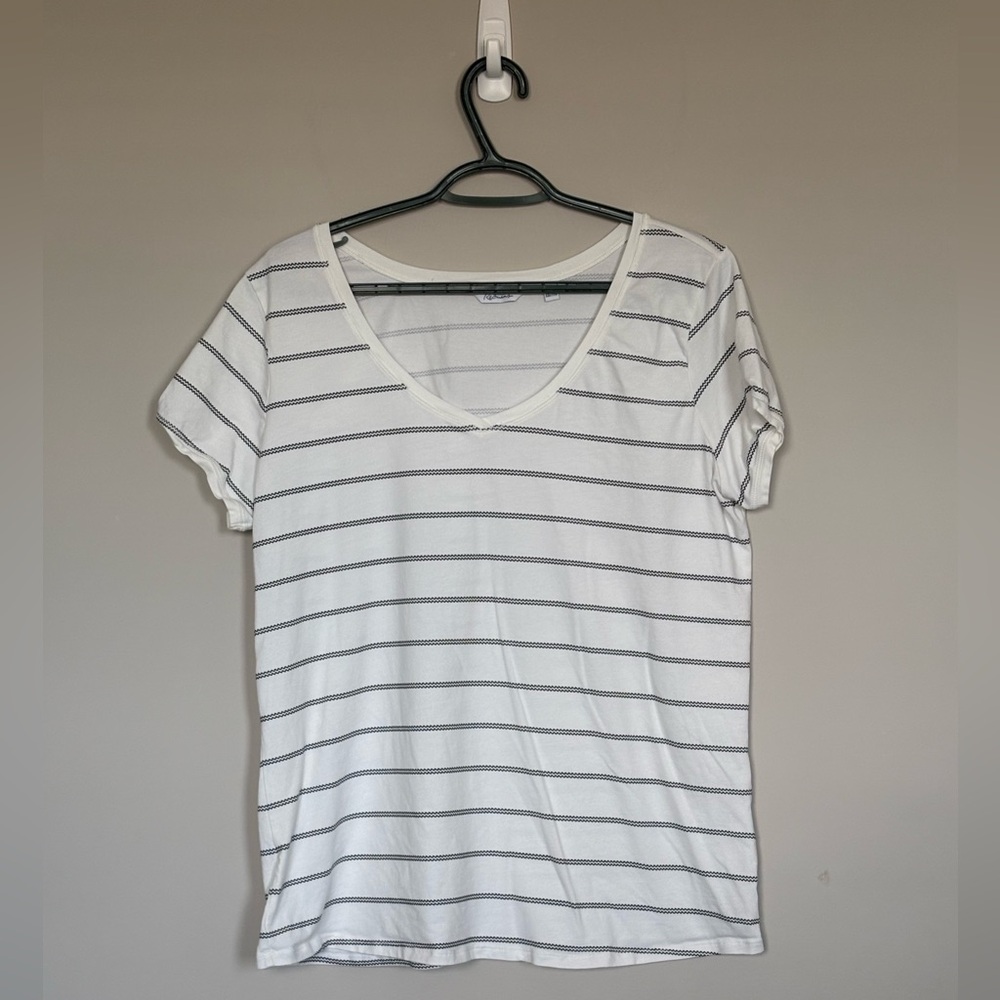 Reitmans white tee with stripes. Ladies size XXL